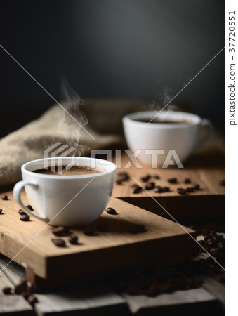 coffee cups and coffee beans 37720551