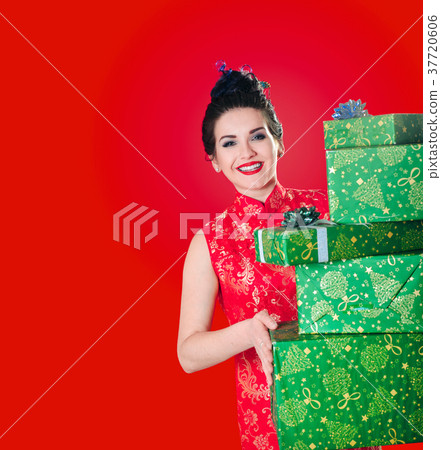Beauty woman smiles with gifts Beauty woman smiles with gifts 37720606