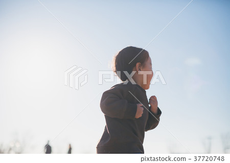 run, younger, person 37720748