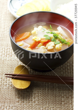 味噌湯35用蘿蔔蘿蔔和胡蘿蔔 37720945