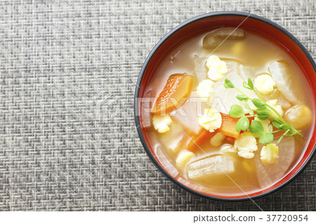 味噌湯8用蘿蔔蘿蔔和胡蘿蔔 37720954