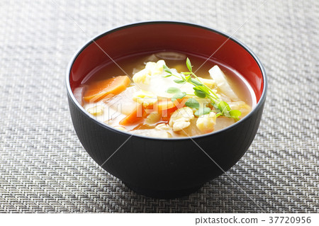 Miso soup with mashed daikon radish and carrot 37720956