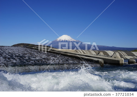 January Mt. Fuji 2140 Fujikawa dam and water splashes 37721034