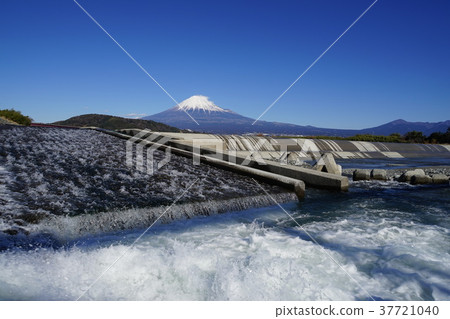 January Mt. Fuji 2146 Fujikawa dam and water splashes January Mt. Fuji 2146 Fujikawa dam and water splashes 37721040