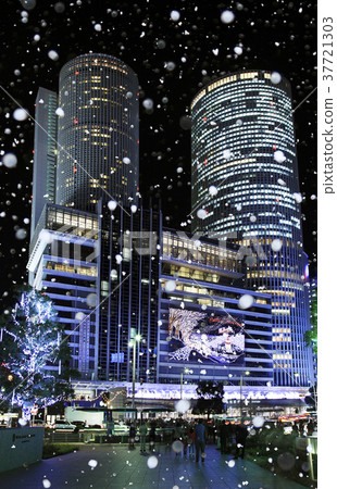 It's snowing Nagoya station square 37721303