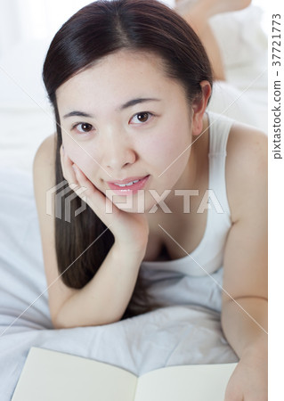 醒來的年輕女子 37721773