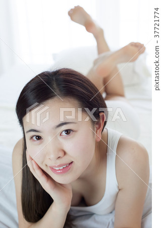 醒來的年輕女子 醒來的年輕女子 37721774