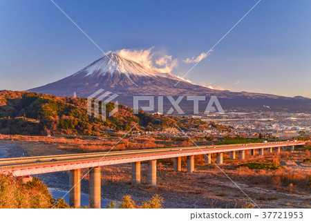 靜岡縣 東名高速公路和富士山 照片素材 圖片 圖庫