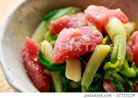 Stir-fried vinegar and soy sauce with salmon Stir-fried vinegar and soy sauce with salmon 37723129