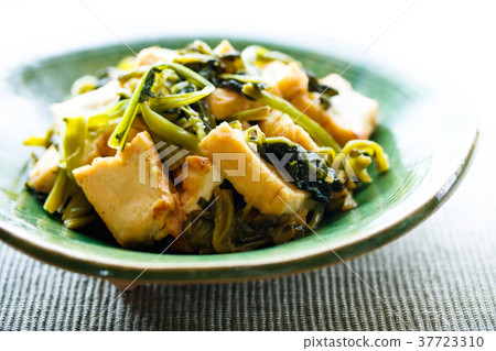 Stir fry with deep fried chicken Stir fry with deep fried chicken 37723310