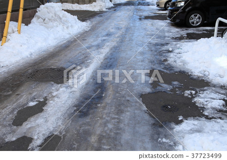 在東京被凍結的陰涼處的雪道 在東京被凍結的陰涼處的雪道 37723499