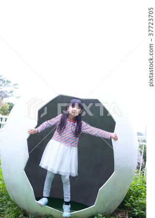 在公園裡玩的女孩 37723705