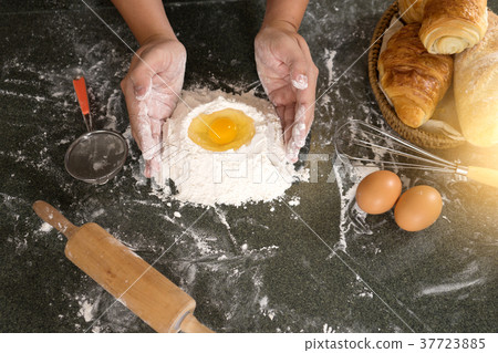 Man hand prepare bakery raw material 37723885