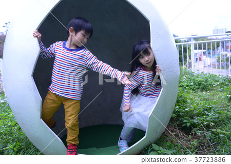 姐姐和弟弟在公園裡玩 37723886