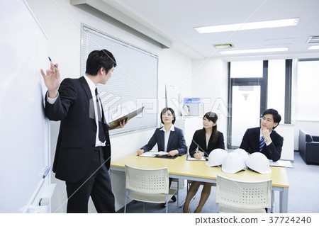 Businessmen having a meeting 37724240