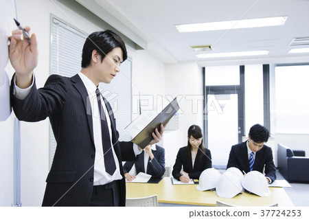 Businessmen having a meeting 37724253