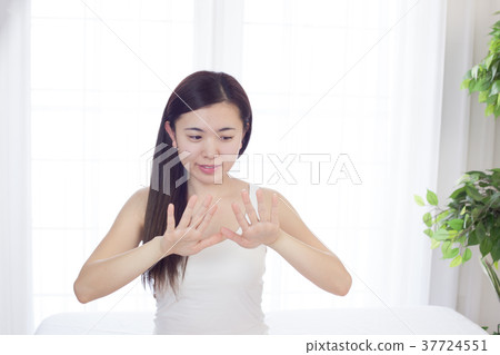 Woman checking the manicure 37724551