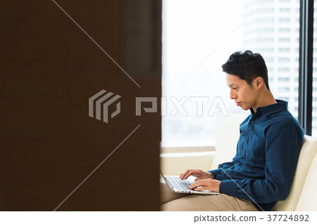 A man who operates a personal computer 37724892