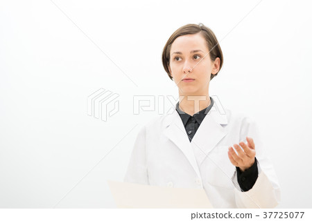 A woman in a white coat who makes a research presentation (doctor, scientist, scholar) 37725077