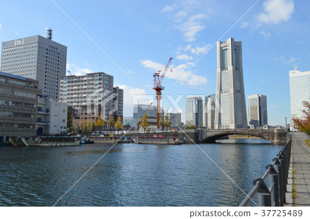 船屋漂浮在橫濱Minatomirai地區和運河 船屋漂浮在橫濱Minatomirai地區和運河 37725489