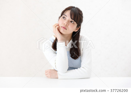 一個女人在想 一個女人在想 37726200