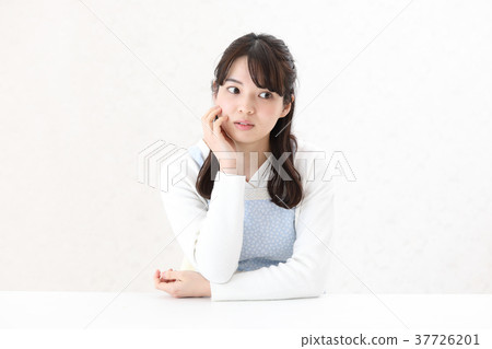 一個女人在想 一個女人在想 37726201