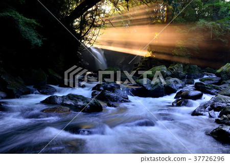 情侶的瀑布 37726296