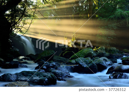 情侶的瀑布 37726312