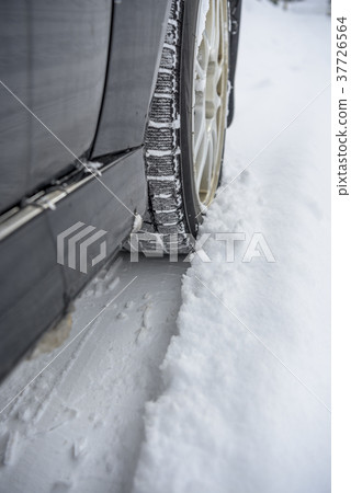 Snow and studless tires 37726564