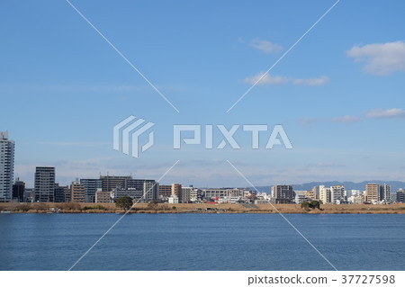 從河上看到的城市景觀 從河上看到的城市景觀 37727598