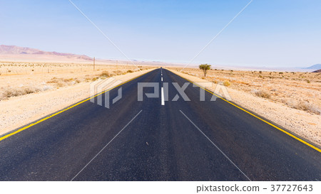 Road trip Aus Luderitz, crossing desert landscape 37727643
