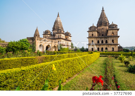 Orchha Cenotaphs, sunny day 37727690