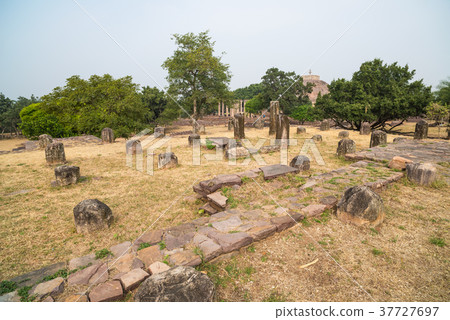 Sanchi Stupa, India. 37727697