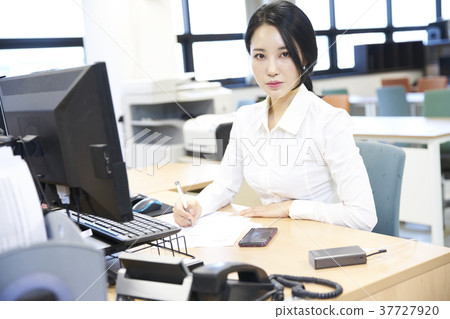 Business woman Business woman 37727920