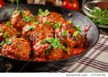 Pork meatballs with spicy tomato sauce 37729740