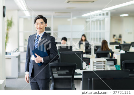 一個年輕的商人 一個年輕的商人 37731131