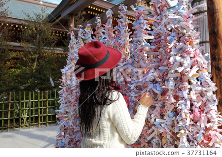 在神社連接神道神社的女人 37731164