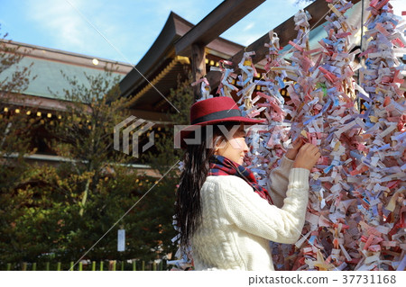 在神社連接神道神社的女人 在神社連接神道神社的女人 37731168