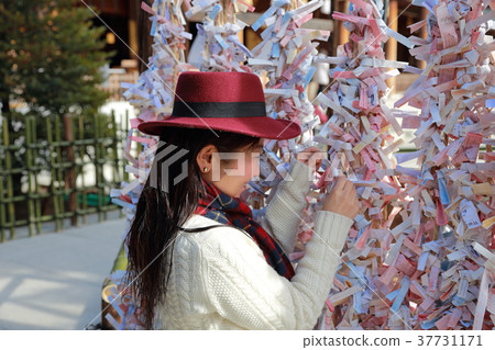 A woman who connects Shinto shrines at a shrine 37731171