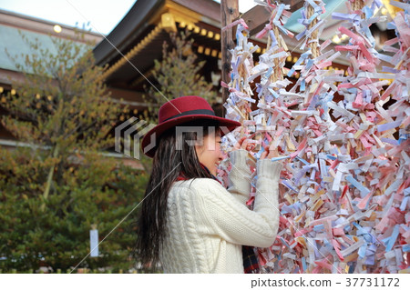 在神社連接神道神社的女人 在神社連接神道神社的女人 37731172
