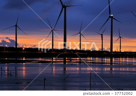 臺灣,臺中,高美濕地,風力發電,風車,能源,綠色能源,電力,落日,黃昏,夕陽,海岸,沙洲,海灘 臺灣,臺中,高美濕地,風力發電,風車,能源,綠色能源,電力,落日,黃昏,夕陽,海岸,沙洲,海灘 37732002