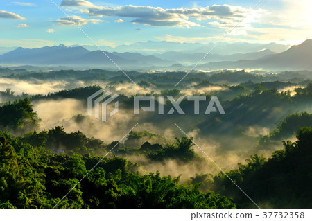 臺灣,臺南,二寮,二寮觀日亭,日出,晨曦,清晨,光線,陽光,霧氣,雲,山,臺南旅遊,臺南景點 臺灣,臺南,二寮,二寮觀日亭,日出,晨曦,清晨,光線,陽光,霧氣,雲,山,臺南旅遊,臺南景點 37732358