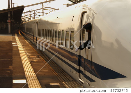 Shinkansen departure Shinkansen departure 37732745