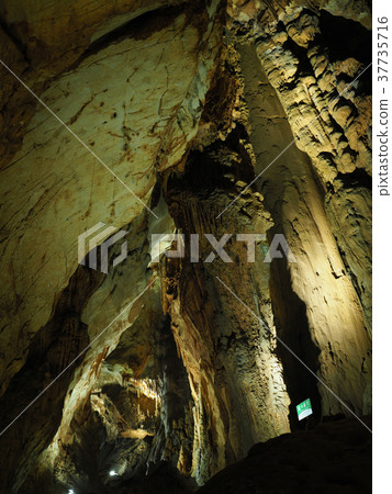 Cave image (Akiyoshido, dragon's loophole) High resolution version Cave image (Akiyoshido, dragon's loophole) High resolution version 37735716