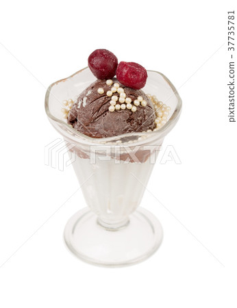 Chocolate and vanilla ice-cream with strawberries 37735781