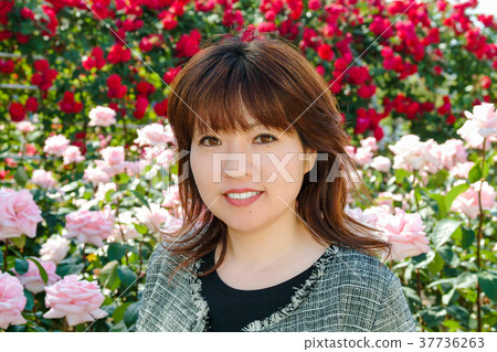 Rose and woman portrait 37736263