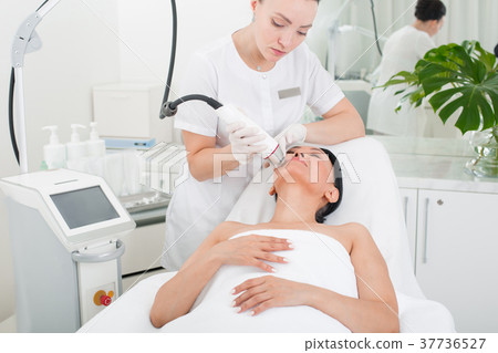 Calm asian woman taking procedure at spa 37736527