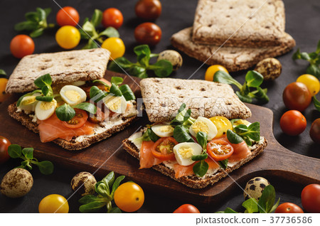 Smoked salmon sandwiches with tomatoes and eggs 37736586