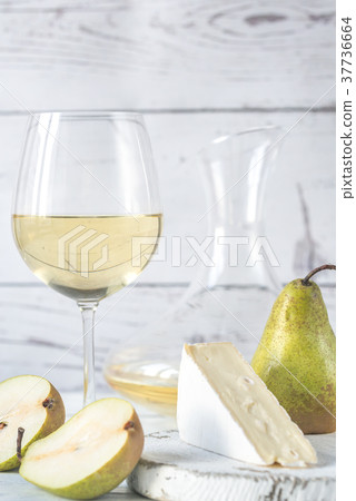 Glass of white wine with cheese and pears 37736664