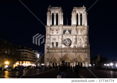 Notre Dame de Paris in night time 37736774